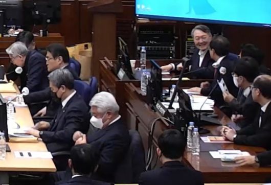 ▲12·3 비상계엄 관련 내란 우두머리 혐의로 기소된 윤석열 전 대통령이 13일 서울 서초구 서울중앙지방법원 417호 형사대법정에서 열린 내란 우두머리 혐의 결심공판에서 변호인들과 대화하며 웃고 있다. ⓒ연합뉴스