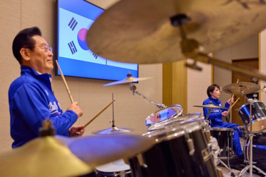 ▲이재명 대통령과 다카이치 사나에 일본 총리가 13일 일본 나라현에서 정상회담 후 환담장에서 드럼 합주를 하고 있다. 양 정상은 '케이팝 데몬 헌터스'의 주제가 '골든'과 BTS의 히트곡 '다이너마이트'에 맞춰 드럼을 함께 연주했다. 다카이치 총리는 학창 시절 헤비메탈 록밴드 드러머로 활동했다. ⓒ연합뉴스