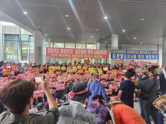 ▲완주군민들이 강압적인 통합 추진을 반대한다고 강하게 항의하는 모습 ⓒ
