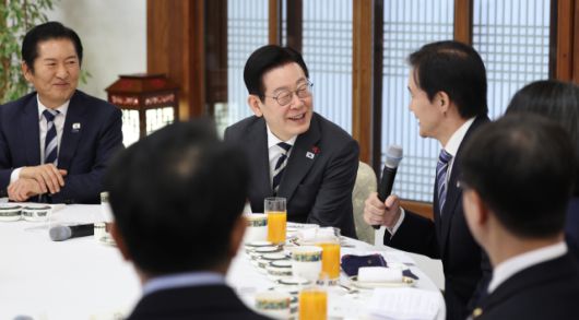 ▲조국혁신당 조국 대표가 16일 청와대 상춘재에서 이재명 대통령이 마련한 정당 지도부 초청 오찬에서 발언하고 있다. ⓒ연합뉴스