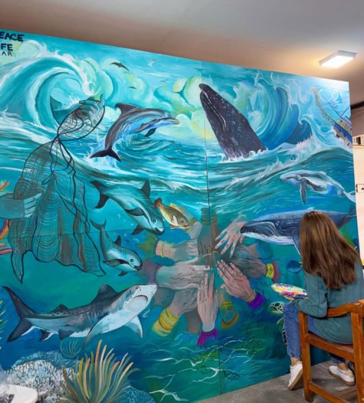 ▲클라렛 아나야(Claret Anaya) 멕시코 시각예술가가 BBNJ 조약 발효를 기념하년 '블루 레볼루션' 벽화를 그리고 있다. ⓒClaret Anaya SNS