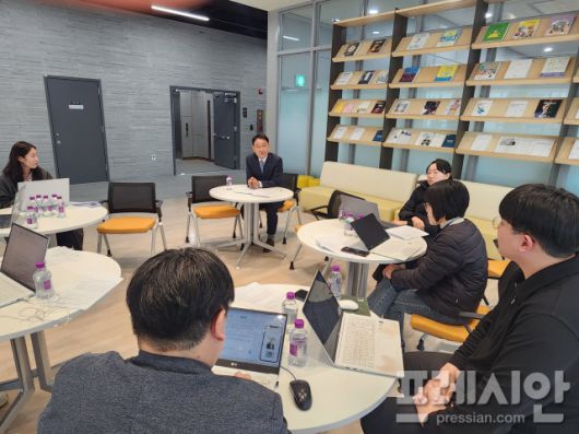 ▲박효진 경기교육연대 상임대표가 19일 경기도교육청 출입기자단과 간담회를 갖고 경기교육정책에 대한 계획을 밝히고 있다. ⓒ프레시안(전승표)