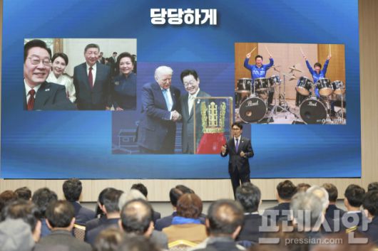 ▲김민석 국무총리가 19일 전북대학교 JBNU컨벤션센터에서 열린 국정설명회에서 외교·경제 성과와 국정 운영 방향을 설명하고 있다. ⓒ전북도