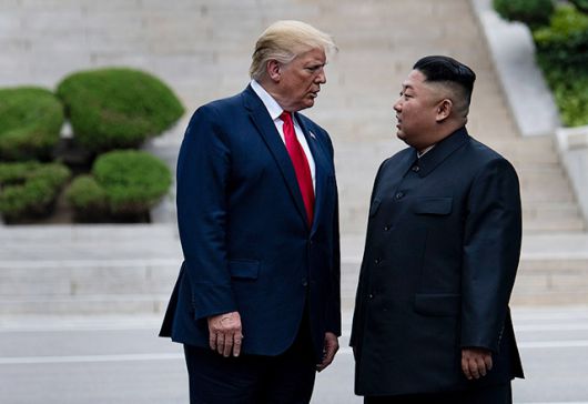 ▲ 지난 2019년 6월 30일 도널드 트럼프(왼쪽) 미국 대통령과 김정은 북한 국무위원장이 판문점에서 만나 1시간 여의 면담을 가졌다. ⓒAFP=연합뉴스