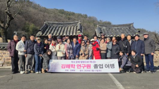 ▲김해학 아카데미 수료생들이 경남 의령 백산 안희재 생가를 찾아 기념촬영을 하고 있다. ⓒ프레시안(조민규)