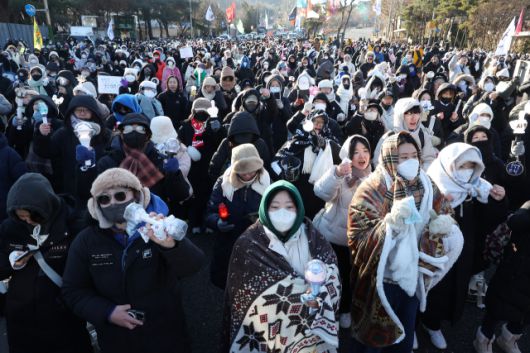 ▲윤석열 대통령 구속 등을 촉구하며 트랙터 상경 시위에 나섰다 서울 서초구 남태령에서 경찰에 의해 저지된 뒤 20시간 이상 대치를 이어온 전국농민회총연맹 전봉준 투쟁단이 22일 오전 경찰을 규탄하는 구호를 외치고 있다. ⓒ연합뉴스