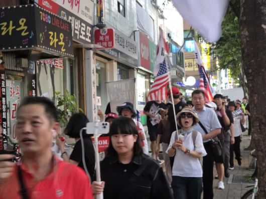 ▲극우 시위대가 11일 서울 영등포구 대림동을 행진하며 주민들에게 위협을 가했다.ⓒ프레시안(박상혁)