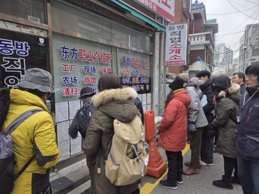 ▲대림 인근 직업소개소를 둘러보고 있는 대림동 걷기 참여자들. ⓒ프레시안(박상혁)