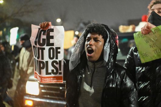 ▲지난 8일 미국 미네소타주 미니애폴리스에서 전날 미 이민세관단속국(ICE) 요원 총격에 시민이 사망한 사건에 항의하는 시위가 벌어져 시위대가 빗속을 행진하고 있다. ⓒEPA=연합뉴스