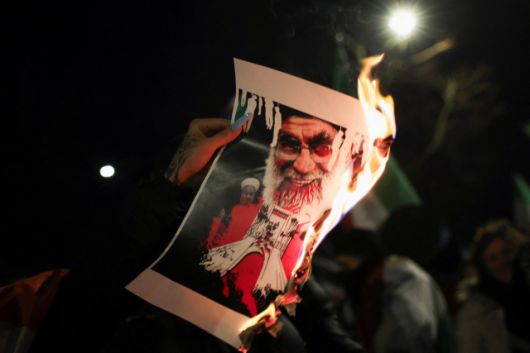 ▲지난 17일, 영국 런던의 이란 대사관 앞에서 시위대가 아야톨라 알리 하메네이 이란 최고지도자의 사진을 불태우고 있다. ⓒ로이터=연합뉴스