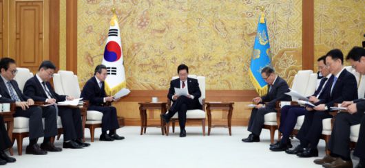 ▲ 이재명 대통령이 청와대로 첫 출근한 지난해 12월 29일 참모진과 차담을 하고 있다. ⓒ연합뉴스