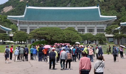 ▲ 청와대 개방 2주년을 하루 앞둔 지난해 5월 9일 오후 시민들이 서울 종로구 청와대를 둘러보고 있다. ⓒ연합뉴스