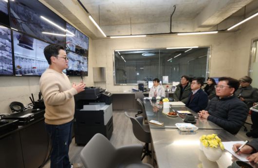 ▲정읍의 스마트 양돈농가 현장을 방문해 설명을 듣고 있는 이승돈 농촌진흥청장 ⓒ농촌진흥청