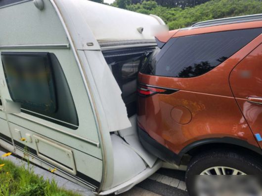 ▲이들은 총 5회에 걸쳐 3억 원 상당을 편취한 혐의를 받는다. 외제차량과 캠핑용 카라반 사고 ⓒ대전경찰청