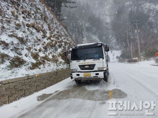 ▲울릉도만의 제설 비책. 살수차가 도로 곳곳에 바닷물을 쉴 새 없이 뿌려 대면서 눈을 빠르게 녹여내고 있다. ⓒ프레시안
