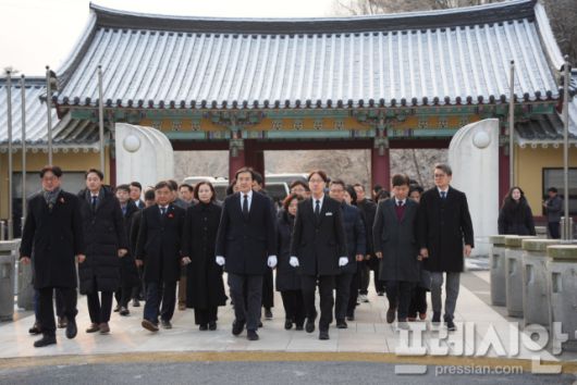 ▲조국 조국혁신당 대표와 지도부, 당원들이 23일 광주 북구 운정동 국립5·18민주묘지를 찾아 참배에 나섰다.2026.01.23ⓒ프레시안(김보현)