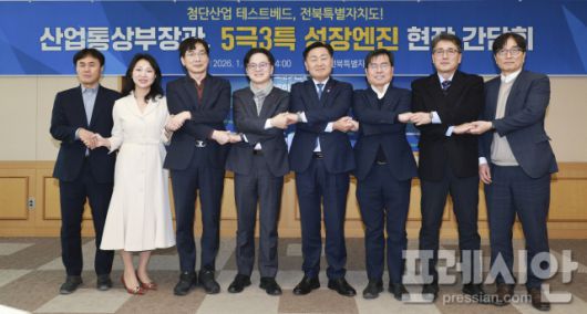 ▲ 김관영 전북특별자치도지사와 김정관 산업통상부 장관이 지난 22일 전북도청에서 ‘5극3특 성장엔진’ 관련 간담회를 열고 기념촬영을 하고 있다. ⓒ전북도