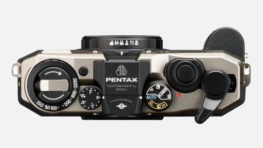 펜탁스17의 상부 모습 [사진: 펜탁스]