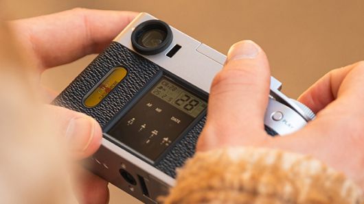 옛 하프 프레임 필름 카메라의 감성을 그대로 담은 후지필름 X 하프(X half) [사진: 후지필름]