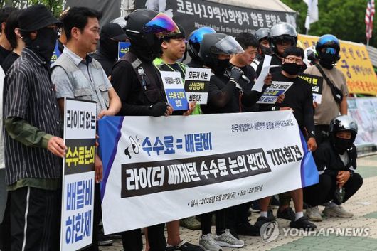 전배모가 지난 6월27일 국회 앞에서 라이더 배제된 수수료 논의 반대 기자회견을 진행하고 있다. [사진: 연합뉴스]