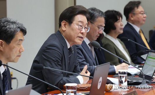이재명 대통령이 19일 국무회의에서 새 정부 첫 추경안을 심의 회의를 주재하고 있다. [사진: 연합뉴스]