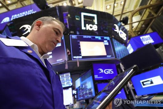 미국 뉴욕증권거래소(NYSE)의 트레이더 [사진: 연합뉴스]
