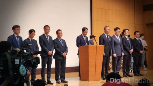 조좌진 롯데카드 대표(가운데 단상)는 18일 서울 부영태평빌딩에서 대국민 사과 회견을 하고 있다. [사진: 디지털투데이 강진규 기자]