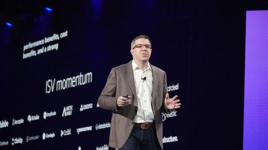 데이브 브라운 AWS 컴퓨트 및 머신러닝 서비스 담당 부사장은 4일(현지시간) 미국 라스베이거스에서 열린 연례 컨퍼런스 '리인벤트(re:Invent) 2025' 키노트를 진행하고 있다. [사진: AWS]