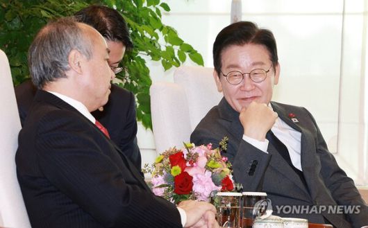 이재명 대통령이 5일 용산 대통령실에서 손정의 소프트뱅크그룹 회장과 면담하고 있다. [사진: 연합뉴스]