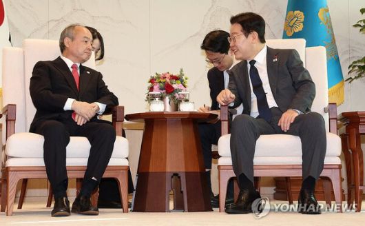 이재명 대통령이 5일 용산 대통령실에서 손정의 소프트뱅크그룹 회장과 면담하고 있다. [사진: 연합뉴스]