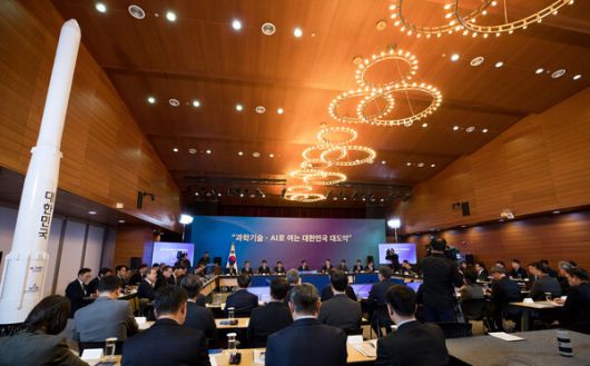 배경훈 부총리 겸 과학기술정보통신부 장관이 14일 서울 중구 서울중앙우체국에서 열린 '우주항공청, 과학기술원, 정보통신기술분야 업무보고' 를 주재하고 있다. [사진: 과기정통부]