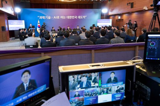 13일 국립중앙과학관과 우정사업본부 등 총 12개 기관 업무보고가 중계되는 모습. [사진: 과기정통부]