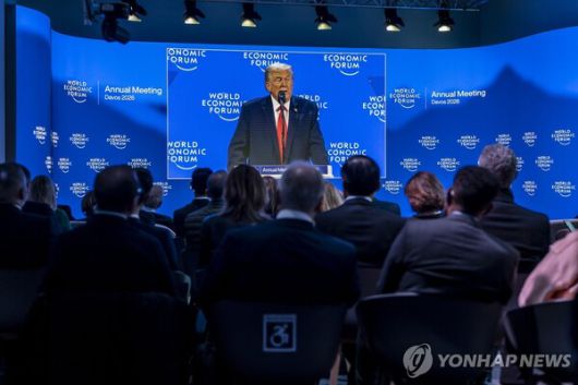 다보스 세계경제포럼서 연설하는 트럼프 [사진: 연합뉴스]