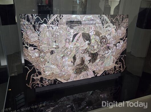 22일 서울 인사동 아라아트센터에서 열린 '쿠키런: 킹덤' 아트 컬래버 특별전 '위대한 왕국의 유산' 전시 공간에 손대현 나전칠기 명장이 게임을 테마로 제작한 작품이 전시돼있다. [사진: 이호정 기자]