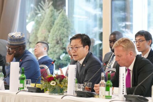 여한구 산업통상부 통상교섭본부장이 22일(현지시간) 오전 스위스 다보스 모로사니 슈바이쳐호프호텔에서 다보스 포럼 계기 스위스 정부가 주최하는 세계무역기구(WTO) 비공식 통상장관회의에 참석해 미국, EU, 중국, 일본 등 20여개국 장관들과 개발을 위한 투자원활화(IFD) 협정 등 복수국간 협정의 WTO 편입 및 전자상거래 모라토리엄 연장 등 제14차 각료회의(MC-14, ‘26.3월) 성과 창출 방안과 WTO 개혁 방향을 논의했다. [사진: 산업통상부]