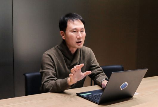 이영곤 토스증권 리서치센터장이 인터뷰를 진행하고 있다. [사진: 토스증권]