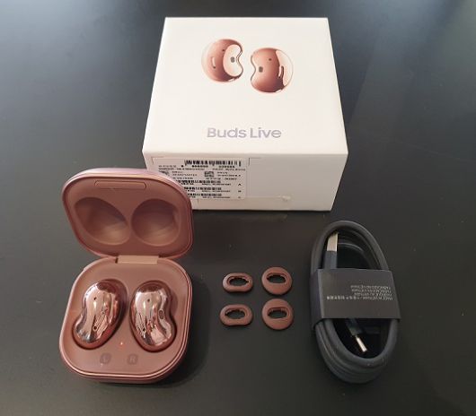 갤럭시 버즈 라이브 기본 구성품, 제품과 함께 USB 케이블, 윙팁이 기본 제공된다. 윙팁은 S사이즈가 끼워져 있고, L사이즈가 추가로 들어있다. /사진=백유진 기자