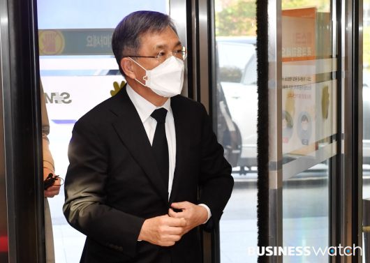 권오현 삼성전자 고문이 26일 오전 서울 강남구 삼성서울병원 장례식장에 마련된 고 이건희 삼성그룹 회장의 빈소 조문을 하고 있다./이명근 기자 qwe123@