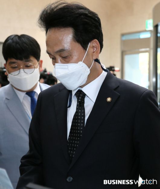 안민석 더불어민주당 의원이 26일 오전 故 이건희 삼성그룹 회장의 빈소가 마련된 서울 강남구 삼성서울병원 장례식장에 들어서고 있다. /이명근 기자 qwe123@