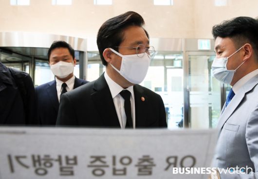 성윤모 산업통상자원부 장관이 26일 오전 故 이건희 삼성그룹 회장의 빈소가 마련된 서울 강남구 삼성서울병원 장례식장에 들어서고 있다. /이명근 기자 qwe123@