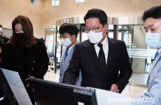 정지선 현대백화점그룹 회장이 26일 오전 故 이건희 삼성그룹 회장의 빈소가 마련된 서울 강남구 삼성서울병원 장례식장에 들어서고 있다. /이명근 기자 qwe123@