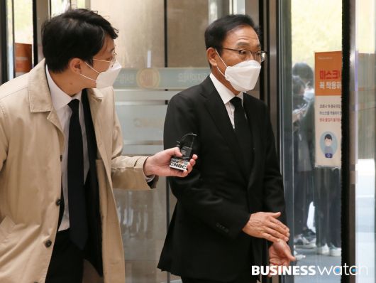 김기남 삼성전자 DS부문 부회장이 26일 오전 故 이건희 삼성그룹 회장의 빈소가 마련된 서울 강남구 삼성서울병원 장례식장에 들어서고 있다. /이명근 기자 qwe123@