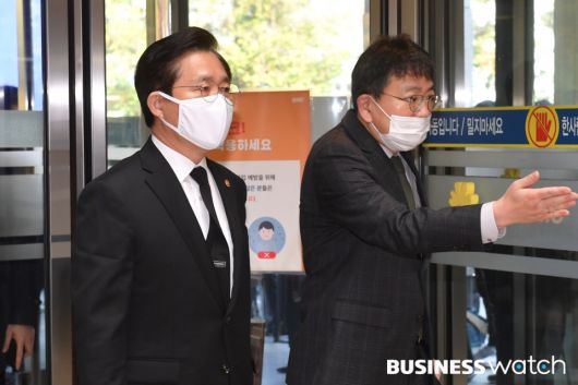 성윤모 산업통상자원부 장관이 26일 오전 서울 강남구 삼성서울병원 장례식장에 마련된 고 이건희 삼성그룹 회장의 빈소 조문을 하고 있다. ​​​/이명근 기자 qwe123@