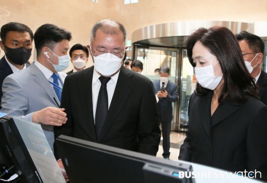 정의선 현대자동차그룹 회장이 26일 오전 故 이건희 삼성그룹 회장의 빈소가 마련된 서울 강남구 삼성서울병원 장례식장에 들어서고 있다. /이명근 기자 qwe123@