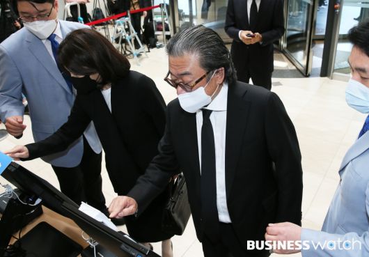 조정호 메리츠금융지주 회장이 26일 오전 故 이건희 삼성그룹 회장의 빈소가 마련된 서울 강남구 삼성서울병원 장례식장에 들어서고 있다. /이명근 기자 qwe123@