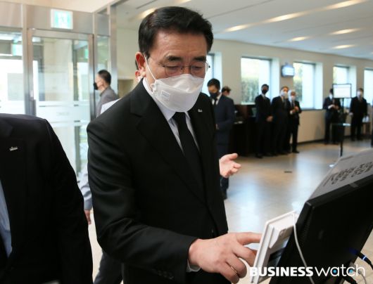 조용병 신한금융지주 회장이 26일 오전 故 이건희 삼성그룹 회장의 빈소가 마련된 서울 강남구 삼성서울병원 장례식장에 들어서고 있다. /이명근 기자 qwe123@