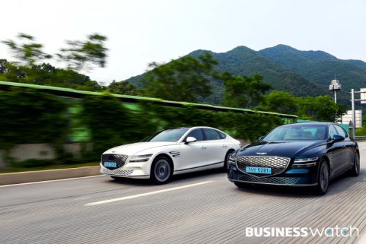 시범 주행 중인 제네시스 eG80/사진=현대차 제공