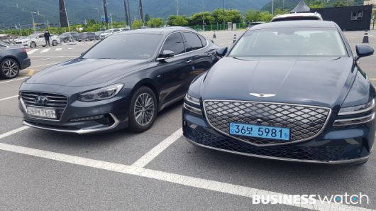 경기도 하남 스타필드 야외주차장에 마련된 시승회장에 선 제네시스 eG80와 그랜저(IG)/사진=윤도진 기자 spoon504@