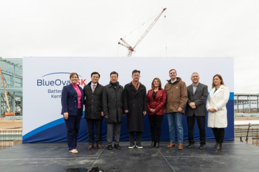 미국 켄터키주 글렌데일에서 블루오벌SK 켄터키 공장 기공식이 열렸다. (왼쪽부터) 재클린 콜먼 켄터키주 부지사, 함창우 블루오벌SK 대표, 지동섭 대표, 최재원 수석부회장, 릴리아나 라미레즈 포드HR 디렉터, 앤디 베셔 켄터키 주지사, 데이브 노비츠키 포드 전기차 제조 디렉터, 리사 슬라벤 하디카운티 교육감./사진=SK온