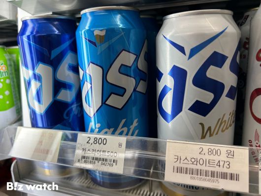 22일 서울 소재 편의점 카스·테라 캔맥주(500ml) 가격은 2800원입니다. 오비맥주가 작년 3월 가정용 캔맥주 출고가까지 인상하면서 편의점 맥주 최고가도 100원 올랐습니다. / 사진=이용준 기자